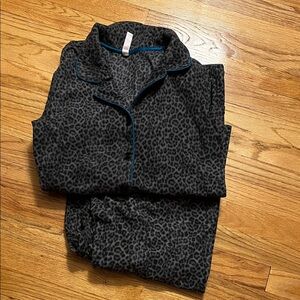 Gilligan & O'Malley Black Leopard Pajama Set- size large